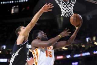 Clint Capela (15) et les Hawks ont subi la loi des Bucks de Brook Lopez samedi KEYSTONE/AP/Ian Maule